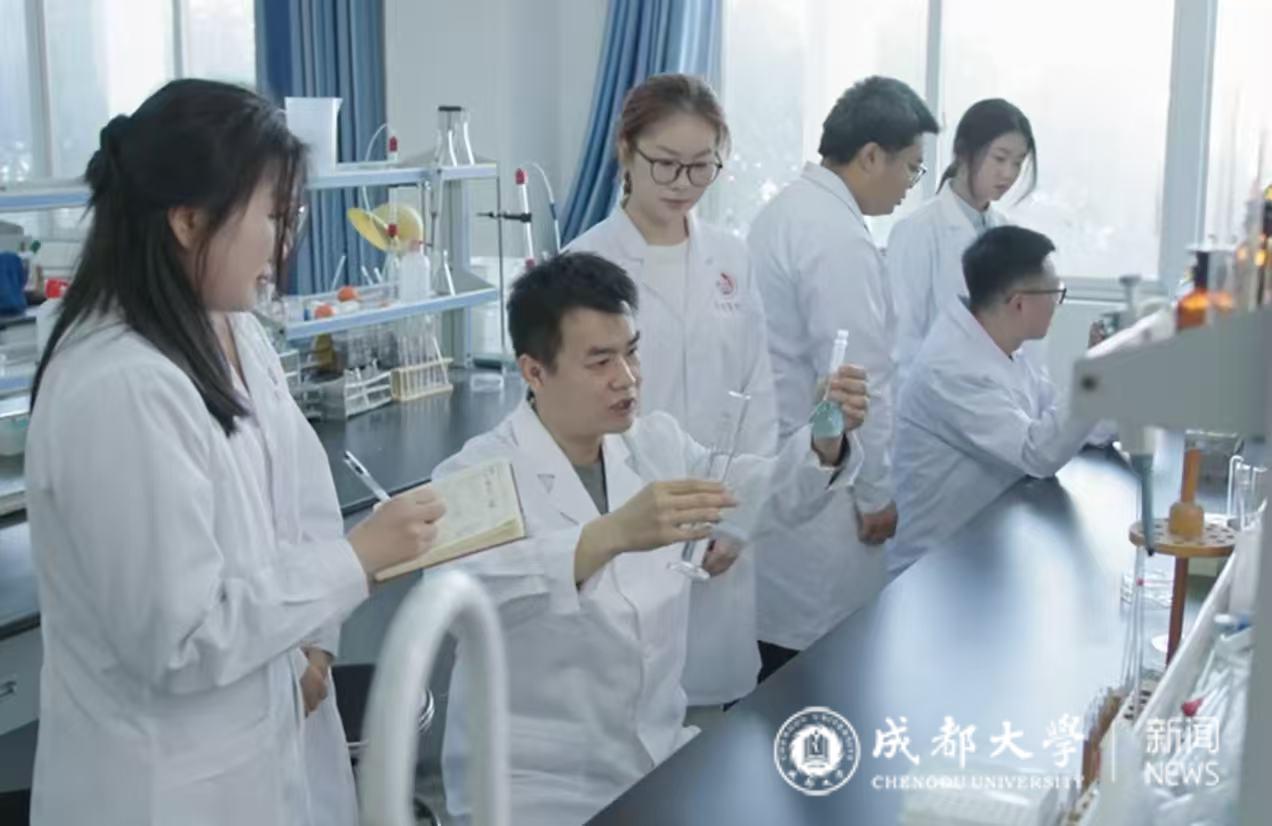 一直在一旁观察的宋明珠老师站起来